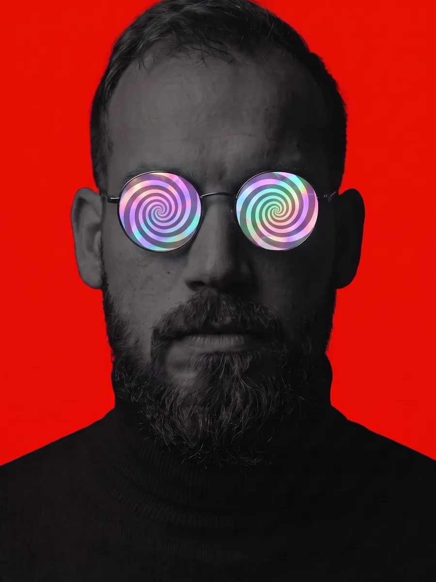 Retrato de Nacho con gafas de espiral